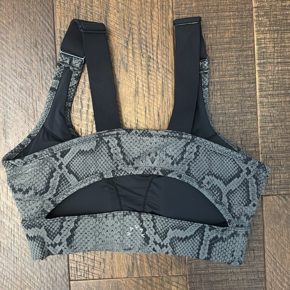 Varley Women’s Bundle of Leggings and Sports Bras Set of 4 - Picture 3 of 11